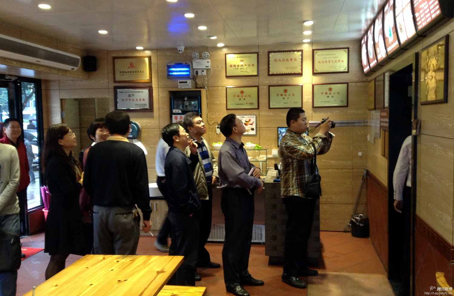 中共福州市臺江區領(lǐng)導蒞臨福州尚干餐飲管理公司調研