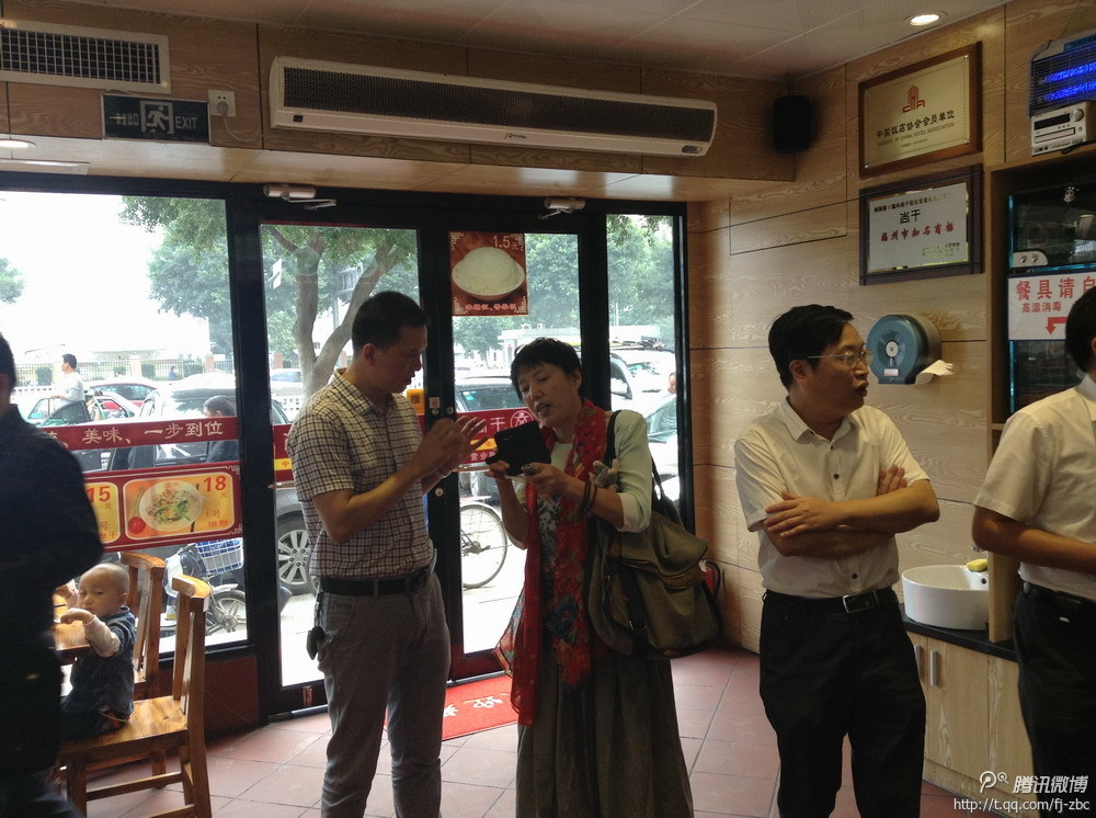 中共福州市委組織部副部長(cháng)郭榮貴、臺江區委組織部部長(cháng)陳高英陪同下蒞臨福州尚干餐飲管理公司寶龍店調研